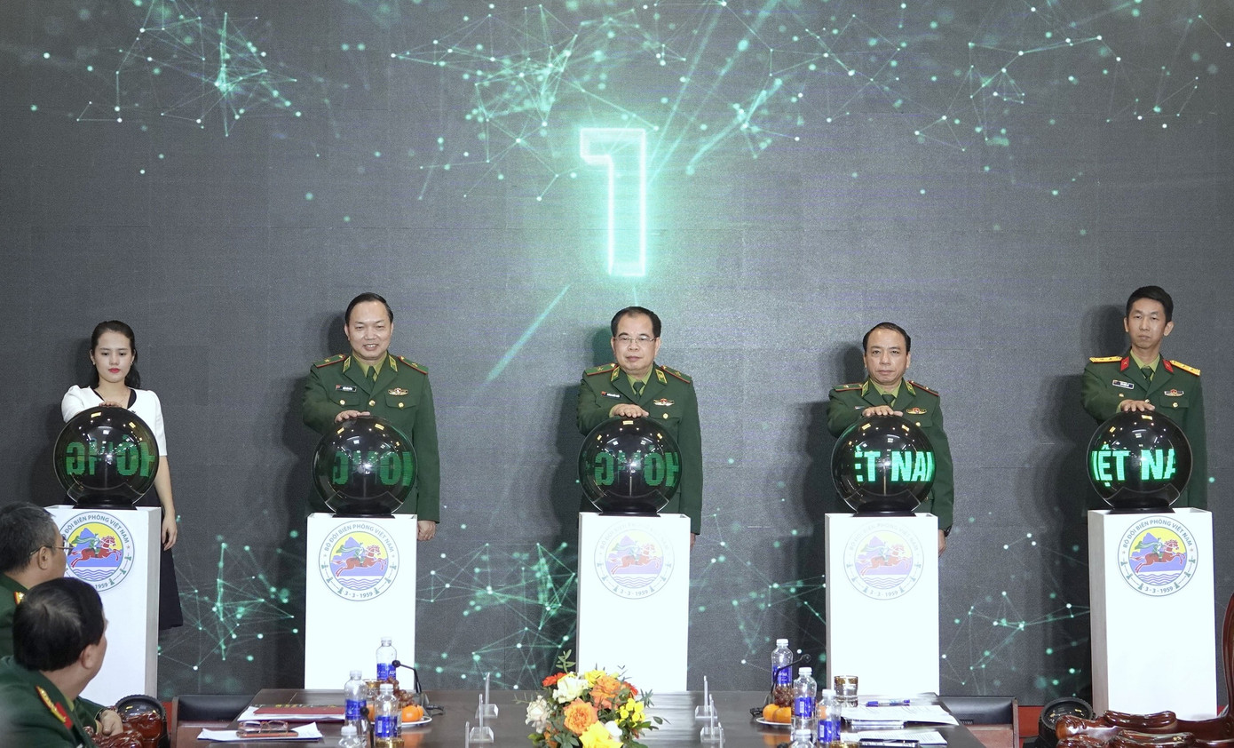 Lãnh đạo Bộ Tư lệnh BĐBP cùng đại diện Vụ Pháp chế Bộ Quốc phòng, Vụ Phổ biến, giáo dục pháp luật (Bộ Tư pháp) nhấn nút phát động cuộc thi, chiều 27/11. Ảnh: Nguyễn Minh