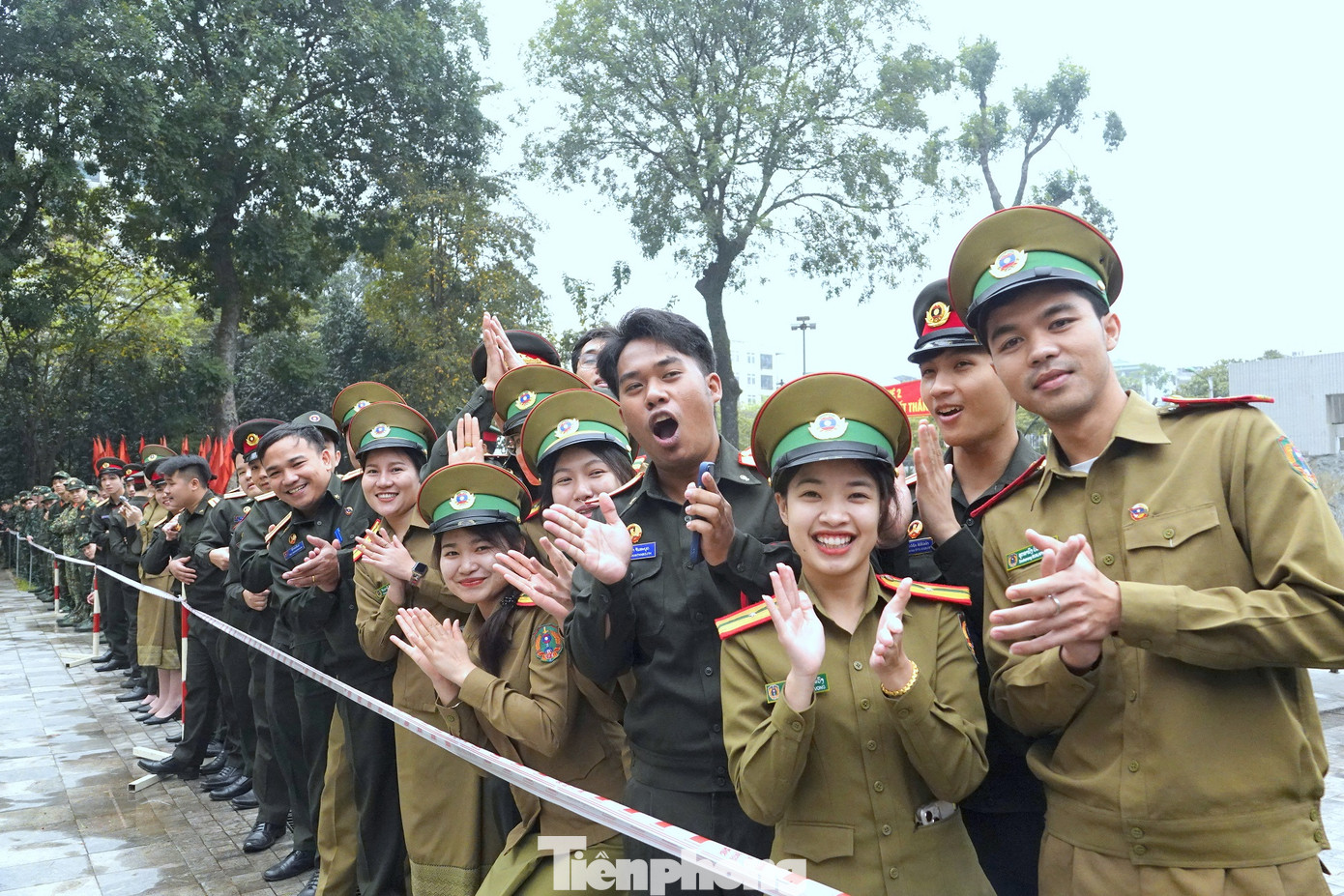 Các học viên Lào, Campuchia và Việt Nam sôi nổi cổ vũ cho các đội thi tham gia hội thi.