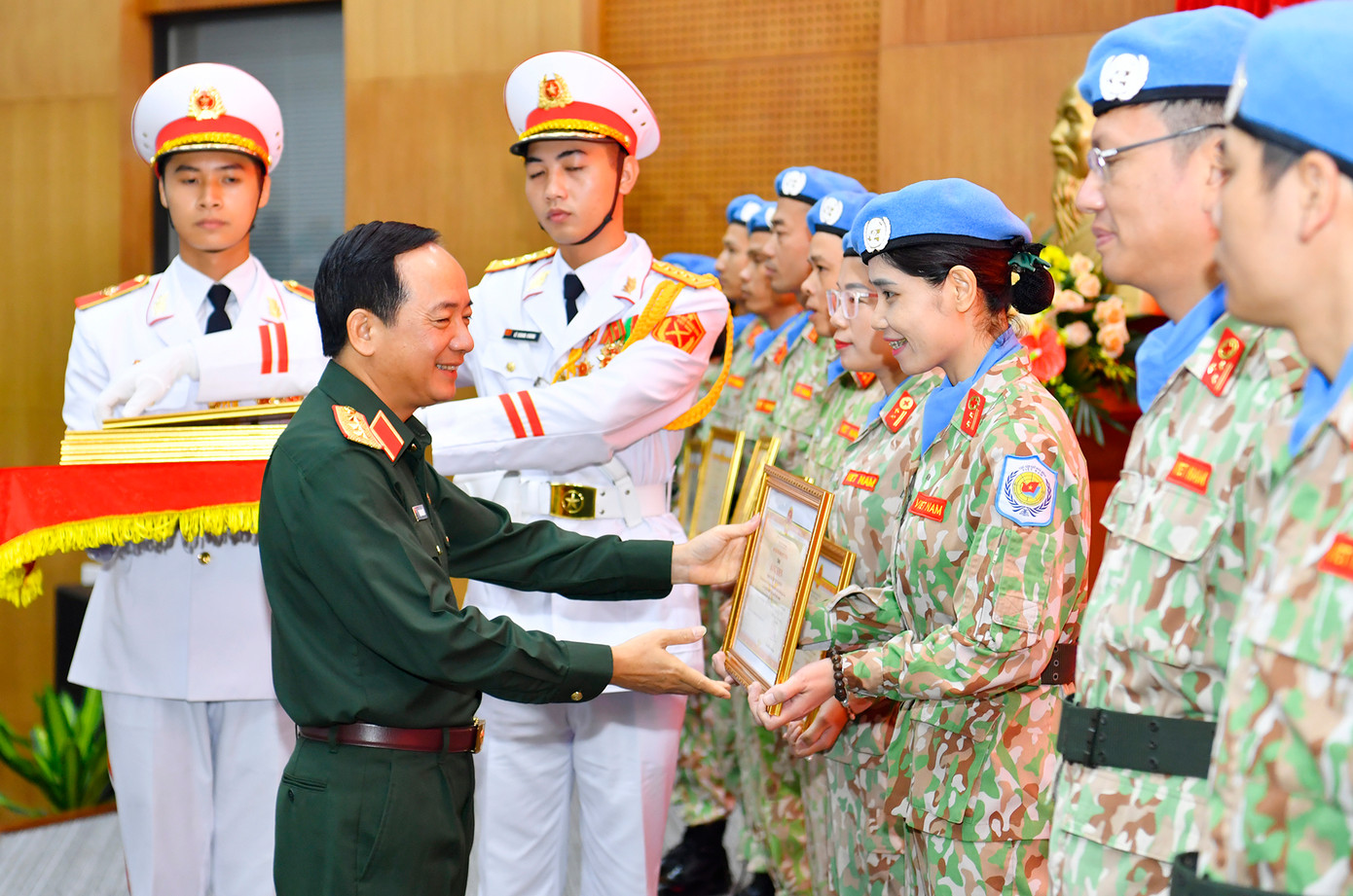 Dịp này, 2 tập thể và 25 cá nhân được tặng Bằng khen của Bộ trưởng Bộ Quốc phòng; 3 tập thể và 74 cá nhân được tặng Bằng khen của Tổng tham mưu trưởng Quân đội nhân dân Việt Nam. Dịp này, 2 tập thể và 25 cá nhân được tặng Bằng khen của Bộ trưởng Bộ Quốc phòng; 3 tập thể và 74 cá nhân được tặng Bằng khen của Tổng tham mưu trưởng Quân đội nhân dân Việt Nam.