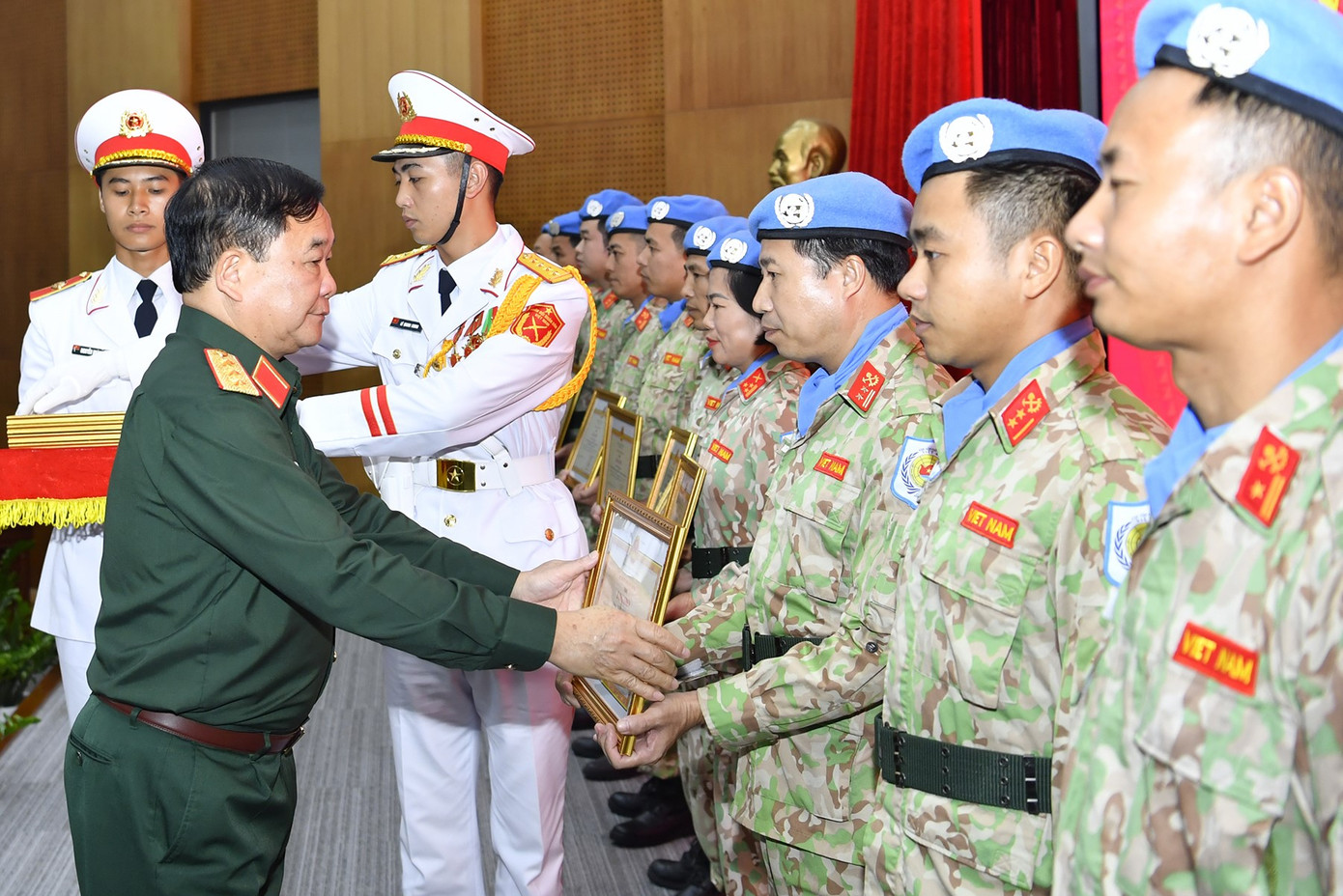 Hội nghị đã công bố các Quyết định khen thưởng của Bộ Quốc phòng và Bộ Tổng tham mưu Quân đội nhân dân Việt Nam cho các tập thể và cá nhân của hai đơn vị đã đạt thành tích xuất sắc trong tham gia hoạt động GGHB LHQ ở hai phái bộ UNISFA và Nam Sudan, nhiệm kỳ 2022-2023. Hội nghị đã công bố các Quyết định khen thưởng của Bộ Quốc phòng và Bộ Tổng tham mưu Quân đội nhân dân Việt Nam cho các tập thể và cá nhân của hai đơn vị đã đạt thành tích xuất sắc trong tham gia hoạt động GGHB LHQ ở hai phái bộ UNISFA và Nam Sudan, nhiệm kỳ 2022-2023.