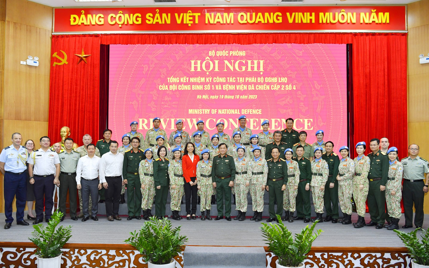 Các đại biểu dự hội nghị. Các đại biểu dự hội nghị.