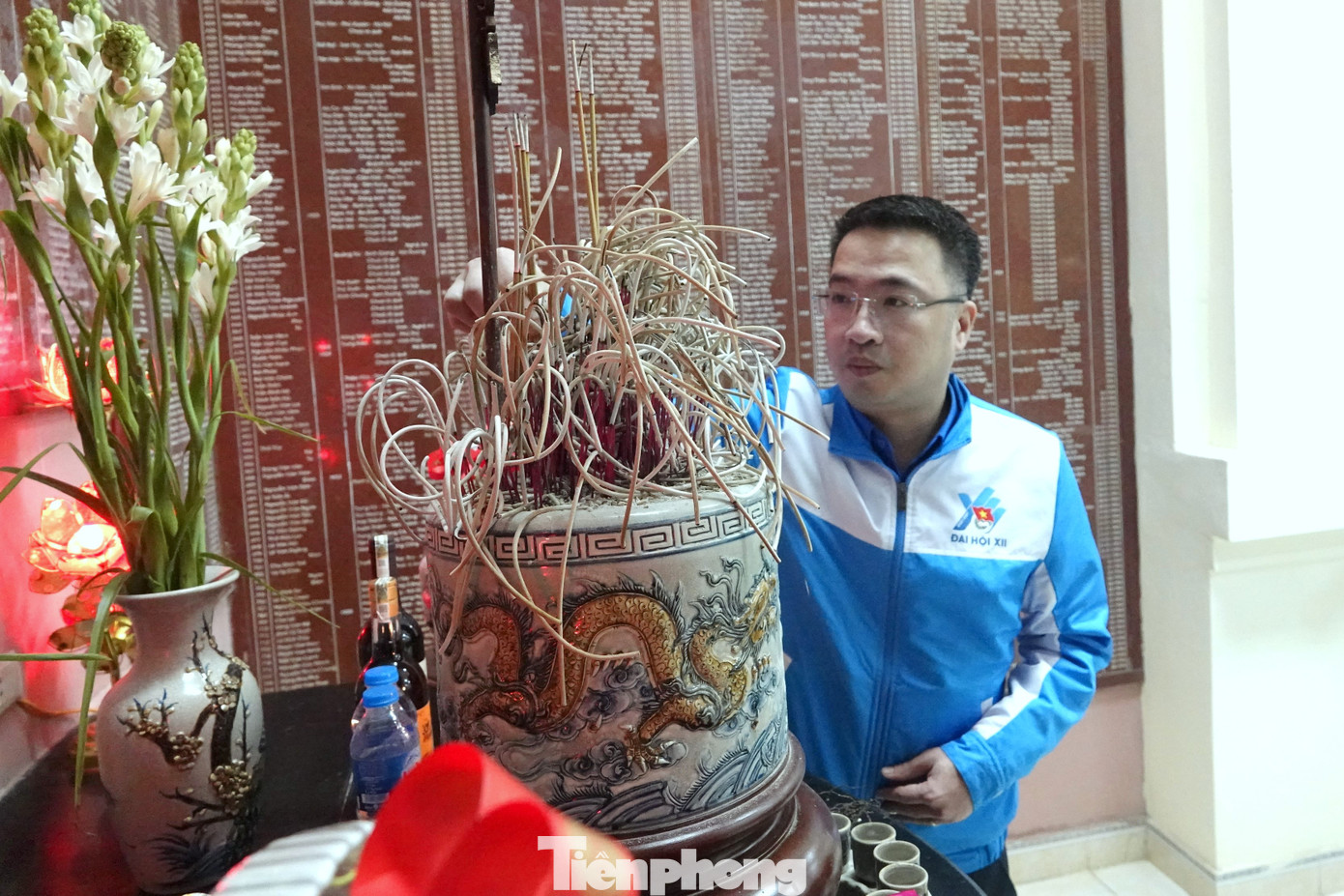 Bí thư T.Ư Đoàn Nguyễn Tường Lâm dâng hương tưởng nhớ các Anh hùng Liệt sĩ tại Phòng truyền thống Trung đoàn 102.