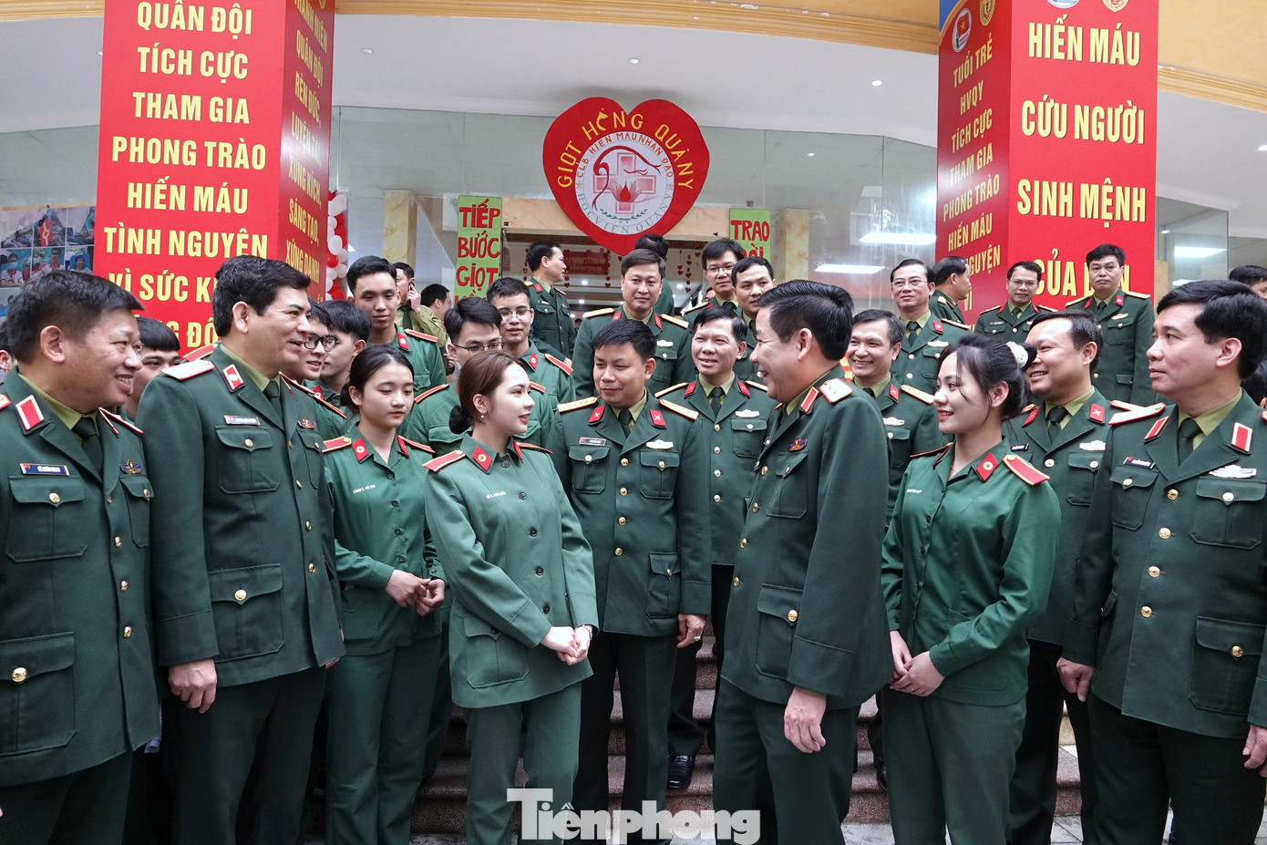 Trung tướng Nguyễn Văn Gấu - Phó Chủ nhiệm Tổng cục Chính trị QĐND Việt Nam và lãnh đạo các đơn vị trò chuyện với cán bộ, ĐVTN Học viện Quân y tham gia hiến máu tình nguyện, sáng 11/2. Ảnh: Nguyễn Minh