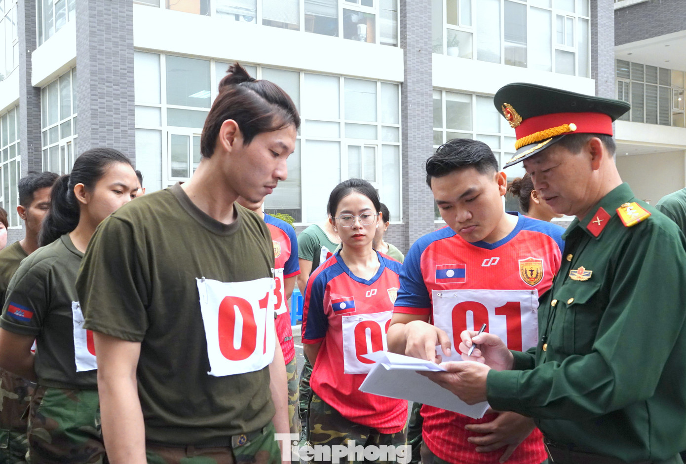 Ban giám khảo kiểm tra danh sách thành viên các đội trước khi bắt đầu hội thi.