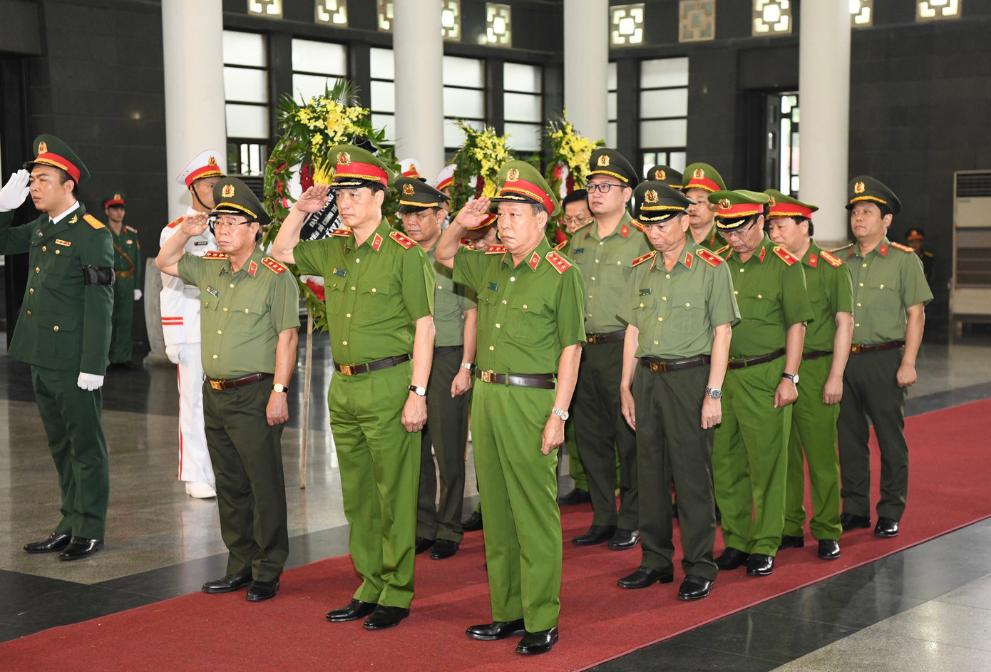 Đoàn Đảng ủy Công an Trung ương - Bộ Công an do Trung tướng Nguyễn Duy Ngọc, Thứ trưởng Bộ Công an dẫn đầu vào viếng Thượng tướng Nguyễn Chí Vịnh. Đoàn Đảng ủy Công an Trung ương - Bộ Công an do Trung tướng Nguyễn Duy Ngọc, Thứ trưởng Bộ Công an dẫn đầu vào viếng Thượng tướng Nguyễn Chí Vịnh.
