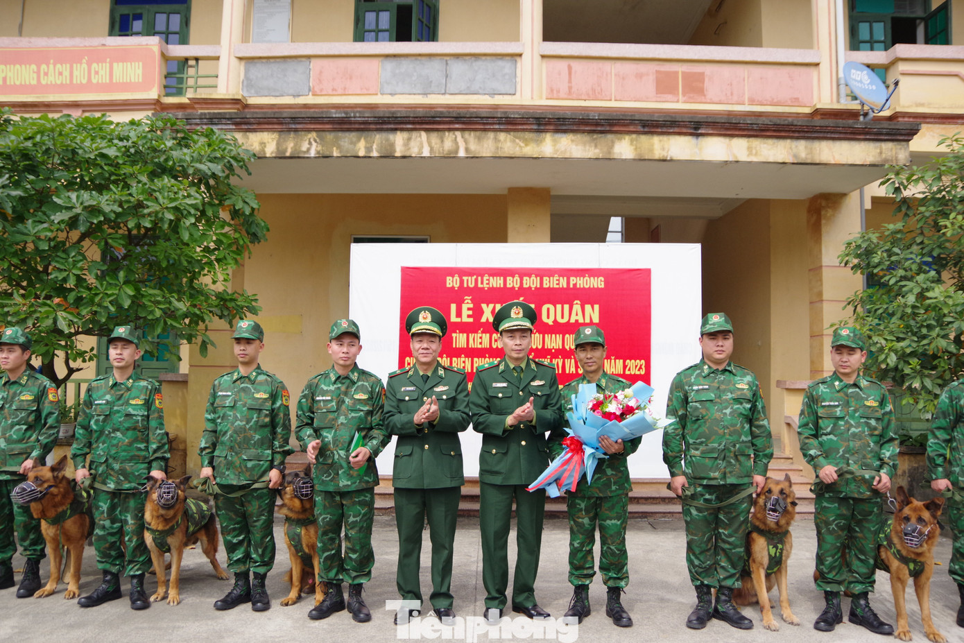 Thiếu tướng Hoàng Hữu Chiến - Phó Tư lệnh, Tham mưu trưởng BĐBP động viên, giao nhiệm vụ cho các huấn luyện viên và chó nghiệp vụ Trường Trung cấp 24 Biên phòng