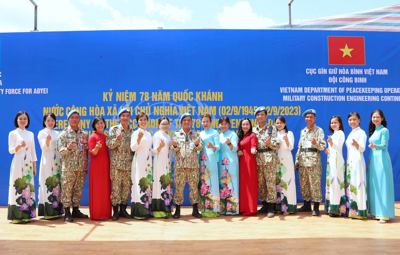 Các nam, nữ quân nhân GGHB Việt Nam rạng rỡ trong Lễ kỷ niệm Ngày Quốc khánh được tổ chức cách xa Tổ quốc hàng nghìn km. Các nam, nữ quân nhân GGHB Việt Nam rạng rỡ trong Lễ kỷ niệm Ngày Quốc khánh được tổ chức cách xa Tổ quốc hàng nghìn km.