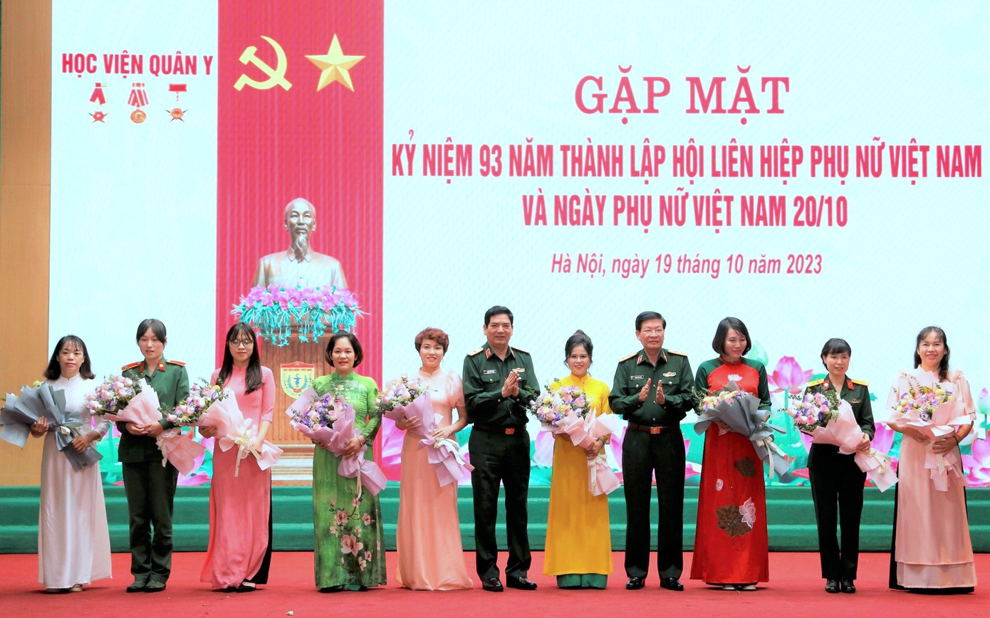 Lãnh đạo Học viện Quân y chúc mừng các cán bộ Hội phụ nữ tiêu biểu năm 2023 của Học viện.