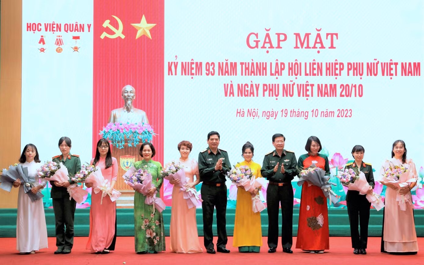 Lãnh đạo Học viện Quân y chúc mừng các cán bộ Hội phụ nữ tiêu biểu năm 2023 của Học viện. Lãnh đạo Học viện Quân y chúc mừng các cán bộ Hội phụ nữ tiêu biểu năm 2023 của Học viện.