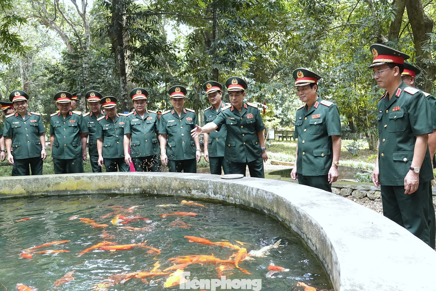 Đại tướng Phan Văn Giang và đoàn Quân ủy Trung ương - Bộ Quốc phòng tham quan cảnh quan ở Khu di tích K9 - Đá Chông.