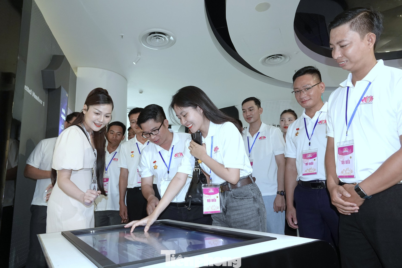 Các đại biểu dự Đại hội tới tham quan, trải nghiệm tại Tập đoàn Công nghiệp - Viễn thông Quân đội Viettel, chiều 26/9. Ảnh: Nguyễn Minh