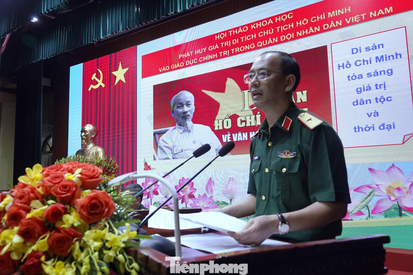 Thiếu tướng Đinh Quốc Hùng - Bí thư Đảng ủy Đoàn 969, Chính ủy BTL Bảo vệ Lăng phát biểu khai mạc hội thảo, sáng 25/5.