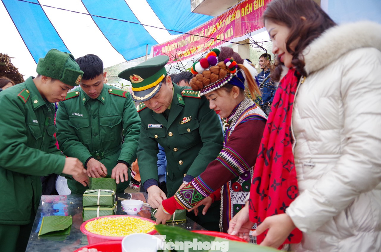 Đại tá Nguyễn Văn Hưng - Chính ủy BĐBP Lai Châu và chiến sĩ BĐBP tỉnh gói bánh chưng ăn Tết nguyên đán 2023 cùng đồng bào khu vực biên giới