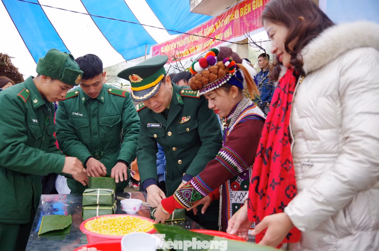 Đại tá Nguyễn Văn Hưng - Chính ủy BĐBP Lai Châu và chiến sĩ BĐBP tỉnh gói bánh chưng ăn Tết nguyên đán 2023 cùng đồng bào khu vực biên giới Đại tá Nguyễn Văn Hưng - Chính ủy BĐBP Lai Châu và chiến sĩ BĐBP tỉnh gói bánh chưng ăn Tết nguyên đán 2023 cùng đồng bào khu vực biên giới