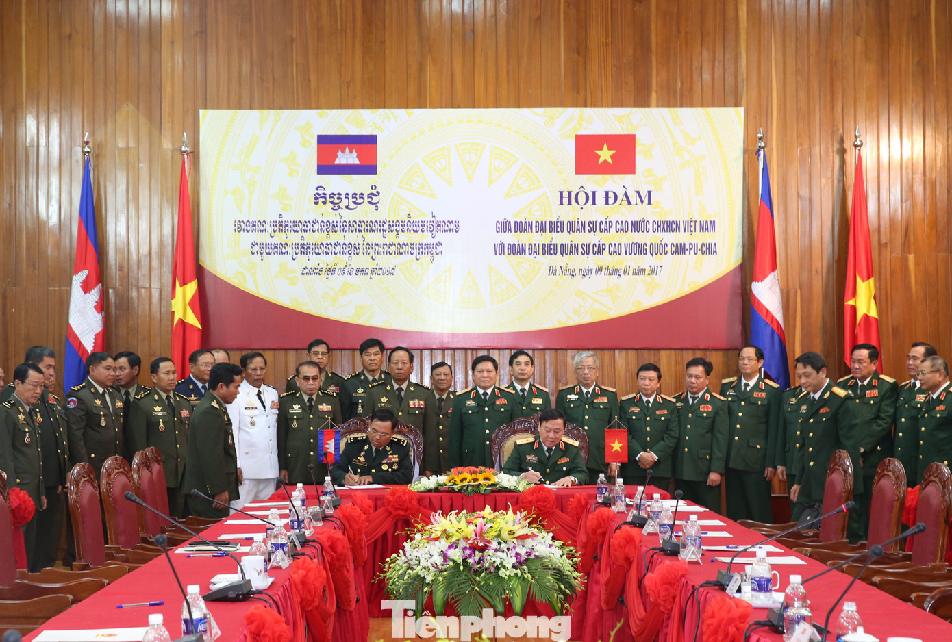 Thượng tướng Nguyễn Chí Vịnh cùng lãnh đạo Quân đội hai nước Việt Nam và Campuchia chứng kiến Lễ ký kết Bản ghi nhớ về hợp tác nghiên cứu giữa Viện Chiến lược Quốc phòng (Bộ Quốc phòng Việt Nam) với Trung tâm Nghiên cứu chiến lược quân sự (Quân đội Hoàng gia Campuchia), tháng 1/2017. Ảnh do Đại tá Vũ Văn Khanh cung cấp.