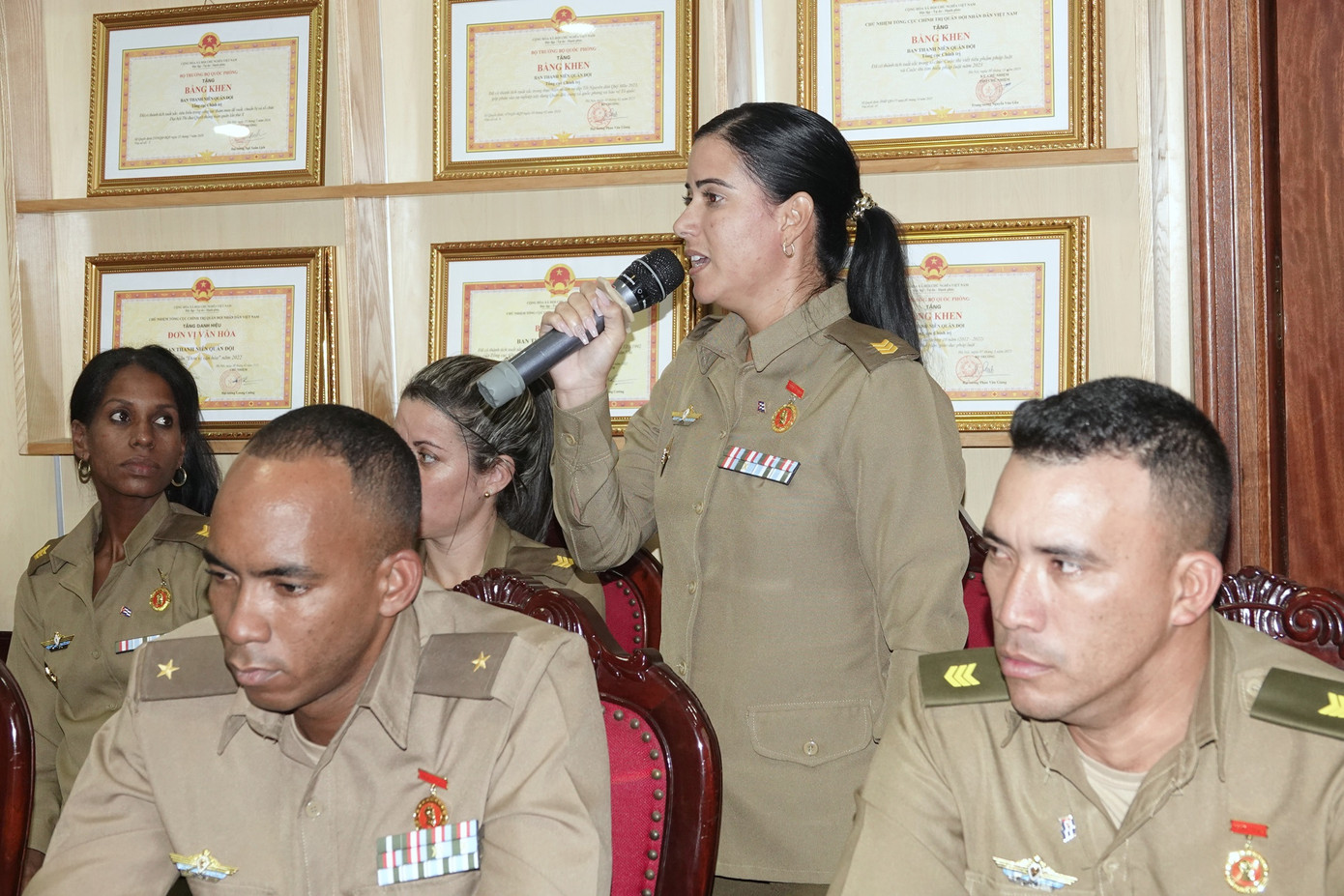 Sĩ quan trẻ Cuba nêu ý kiến tại tọa đàm. Sĩ quan trẻ Cuba nêu ý kiến tại tọa đàm.