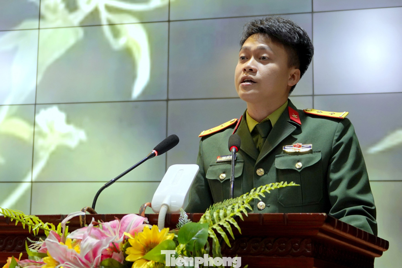 Trung úy Trịnh Quốc Đức chia sẻ câu chuyện phấn đấu, trưởng thành của bản thân tại tọa đàm.