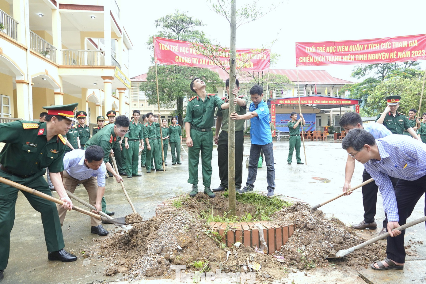 Lãnh đạo Học viện Quân y, huyện Lương Sơn và xã Cao Dương trồng cây bàng Đài Loan tặng trường cấp 1 ở xã Cao Dương, sáng 24/6. Lãnh đạo Học viện Quân y, huyện Lương Sơn và xã Cao Dương trồng cây bàng Đài Loan tặng trường cấp 1 ở xã Cao Dương, sáng 24/6.