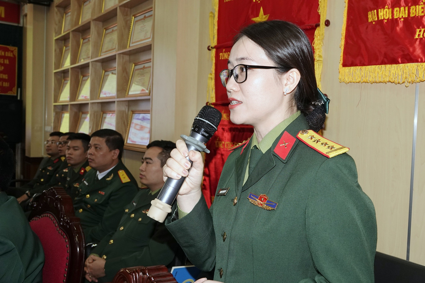 Sĩ quan trẻ Việt Nam chia sẻ ý kiến. Sĩ quan trẻ Việt Nam chia sẻ ý kiến.