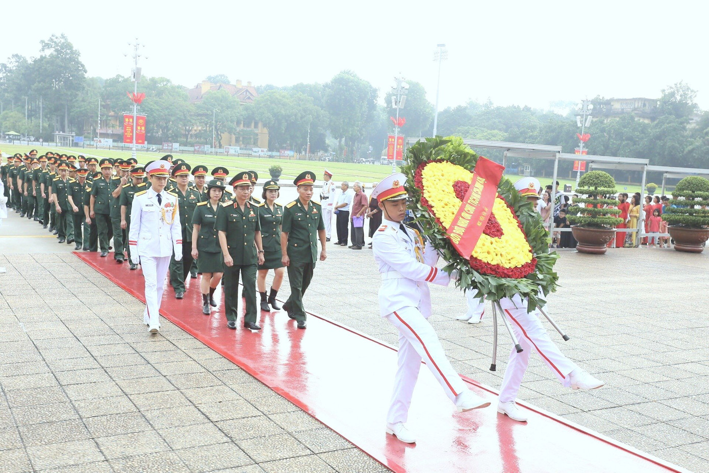Tại Lễ hứa quyết tâm, các đại biểu đã đặt vòng hoa và vào Lăng viếng Bác.
