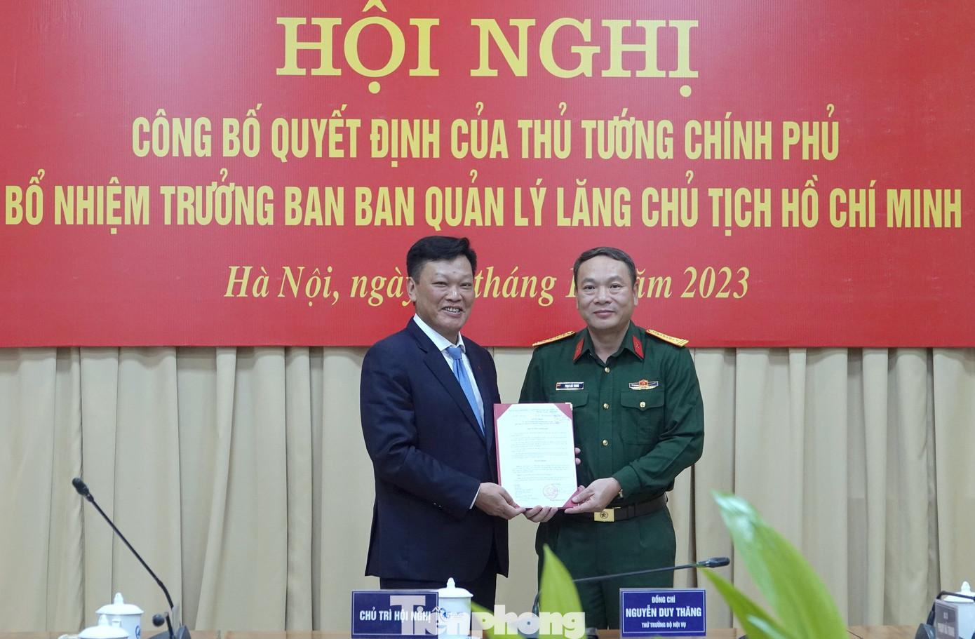 Thừa uỷ quyền của Thủ tướng Chính phủ, Thứ trưởng Bộ Nội vụ Nguyễn Duy Thăng trao quyết định bổ nhiệm cho Đại tá Phạm Hải Trung, chiều 18/10. Ảnh: Nguyễn Minh