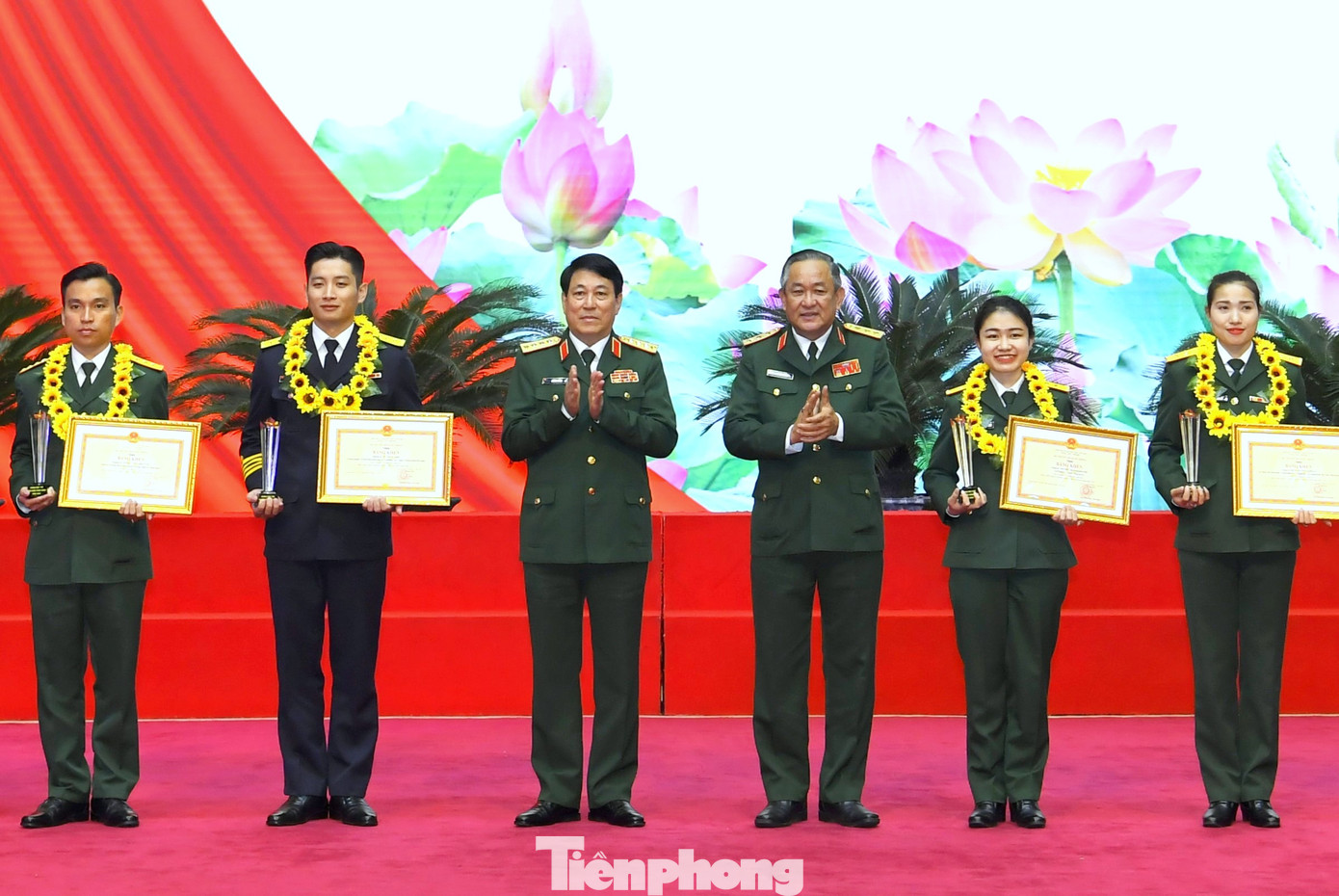 Lãnh đạo Quân ủy Trung ương - Bộ Quốc phòng trao Giải thưởng Gương mặt trẻ tiêu biểu toàn quân năm 2022 tặng Thượng úy Vũ Trung Kiên (thứ 2 từ trái qua) và các đồng đội. Ảnh: Nguyễn Minh Lãnh đạo Quân ủy Trung ương - Bộ Quốc phòng trao Giải thưởng Gương mặt trẻ tiêu biểu toàn quân năm 2022 tặng Thượng úy Vũ Trung Kiên (thứ 2 từ trái qua) và các đồng đội. Ảnh: Nguyễn Minh