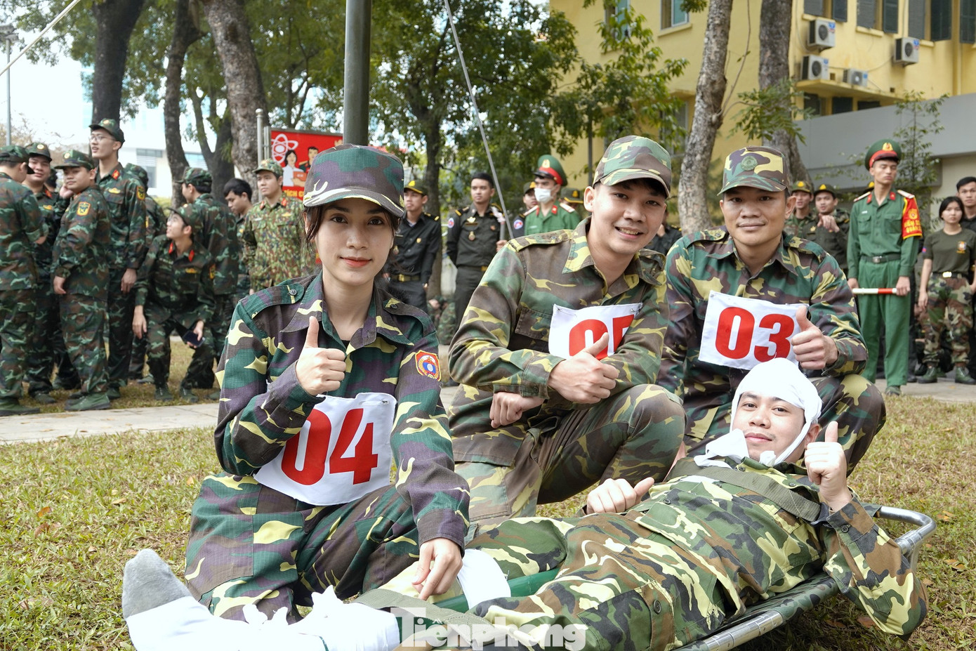 Niềm vui về đích trước đội bạn của đội thi học viên Lào.