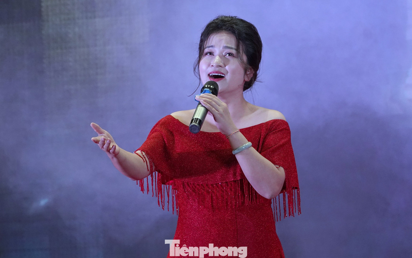 Đại úy, ca sĩ Đỗ Tố Hoa - giảng viên Khoa thanh nhạc (Trường Đại học Văn hóa nghệ thuật Quân đội) thay mặt các thế hệ học viên biểu diễn tri ân Ban giám hiệu, các thầy cô giáo và cán bộ quản lý giáo dục của Trường Sĩ quan Lục quân 1, nhân dịp chào mừng kỷ niệm Ngày Nhà giáo Việt Nam 20/11. Đại úy, ca sĩ Đỗ Tố Hoa - giảng viên Khoa thanh nhạc (Trường Đại học Văn hóa nghệ thuật Quân đội) thay mặt các thế hệ học viên biểu diễn tri ân Ban giám hiệu, các thầy cô giáo và cán bộ quản lý giáo dục của Trường Sĩ quan Lục quân 1, nhân dịp chào mừng kỷ niệm Ngày Nhà giáo Việt Nam 20/11.