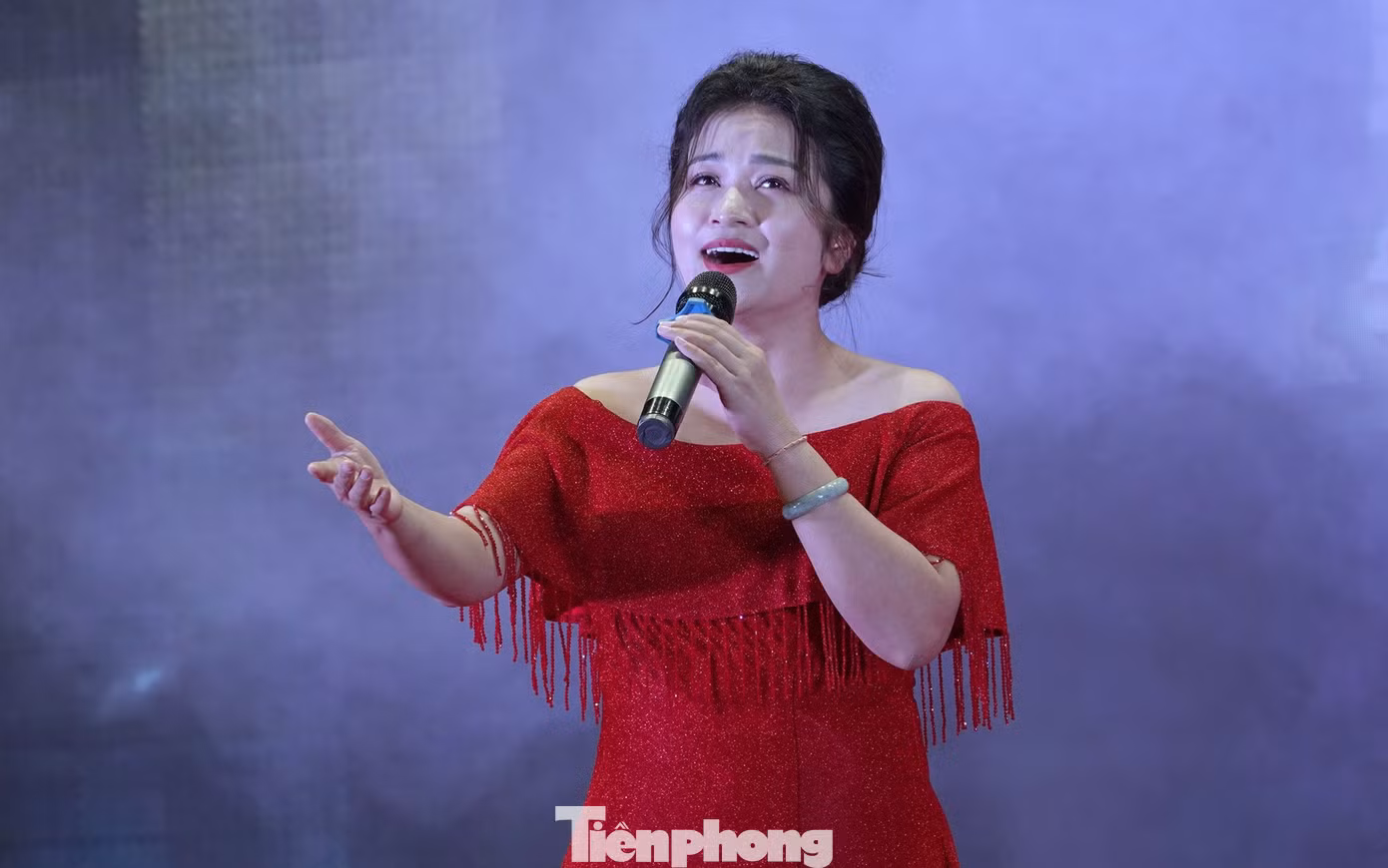 Đại úy, ca sĩ Đỗ Tố Hoa - giảng viên Khoa thanh nhạc (Trường Đại học Văn hóa nghệ thuật Quân đội) thay mặt các thế hệ học viên biểu diễn tri ân Ban giám hiệu, các thầy cô giáo và cán bộ quản lý giáo dục của Trường Sĩ quan Lục quân 1, nhân dịp chào mừng kỷ niệm Ngày Nhà giáo Việt Nam 20/11. Đại úy, ca sĩ Đỗ Tố Hoa - giảng viên Khoa thanh nhạc (Trường Đại học Văn hóa nghệ thuật Quân đội) thay mặt các thế hệ học viên biểu diễn tri ân Ban giám hiệu, các thầy cô giáo và cán bộ quản lý giáo dục của Trường Sĩ quan Lục quân 1, nhân dịp chào mừng kỷ niệm Ngày Nhà giáo Việt Nam 20/11.