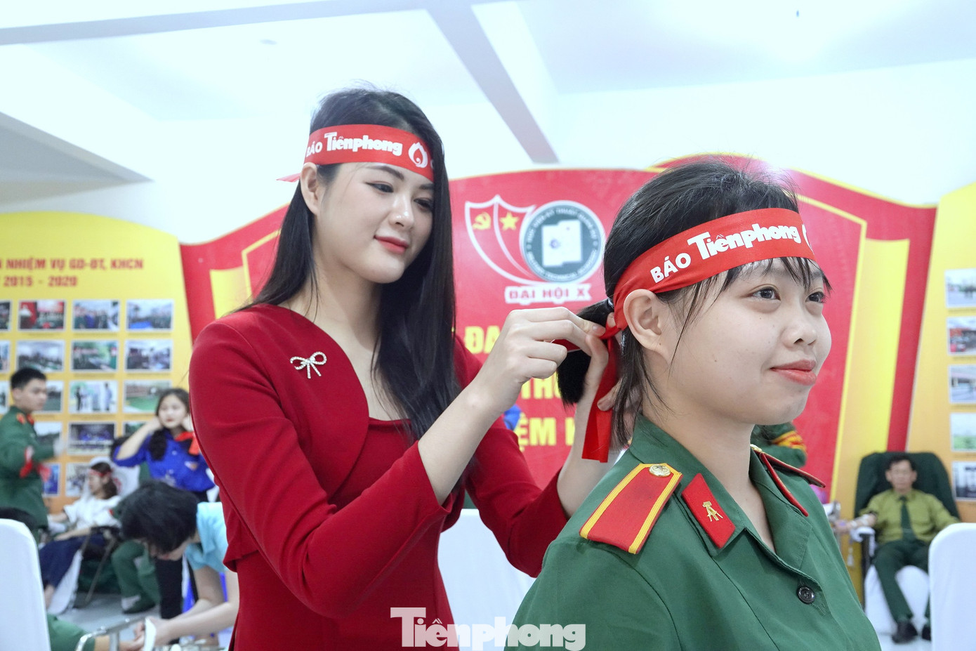 Người đẹp Hoa hậu Việt Nam 2022 Hoài Ngọc thắt băng đô Chủ nhật Đỏ cho nữ học viên Học viện KTQS tham gia hiến máu tình nguyện