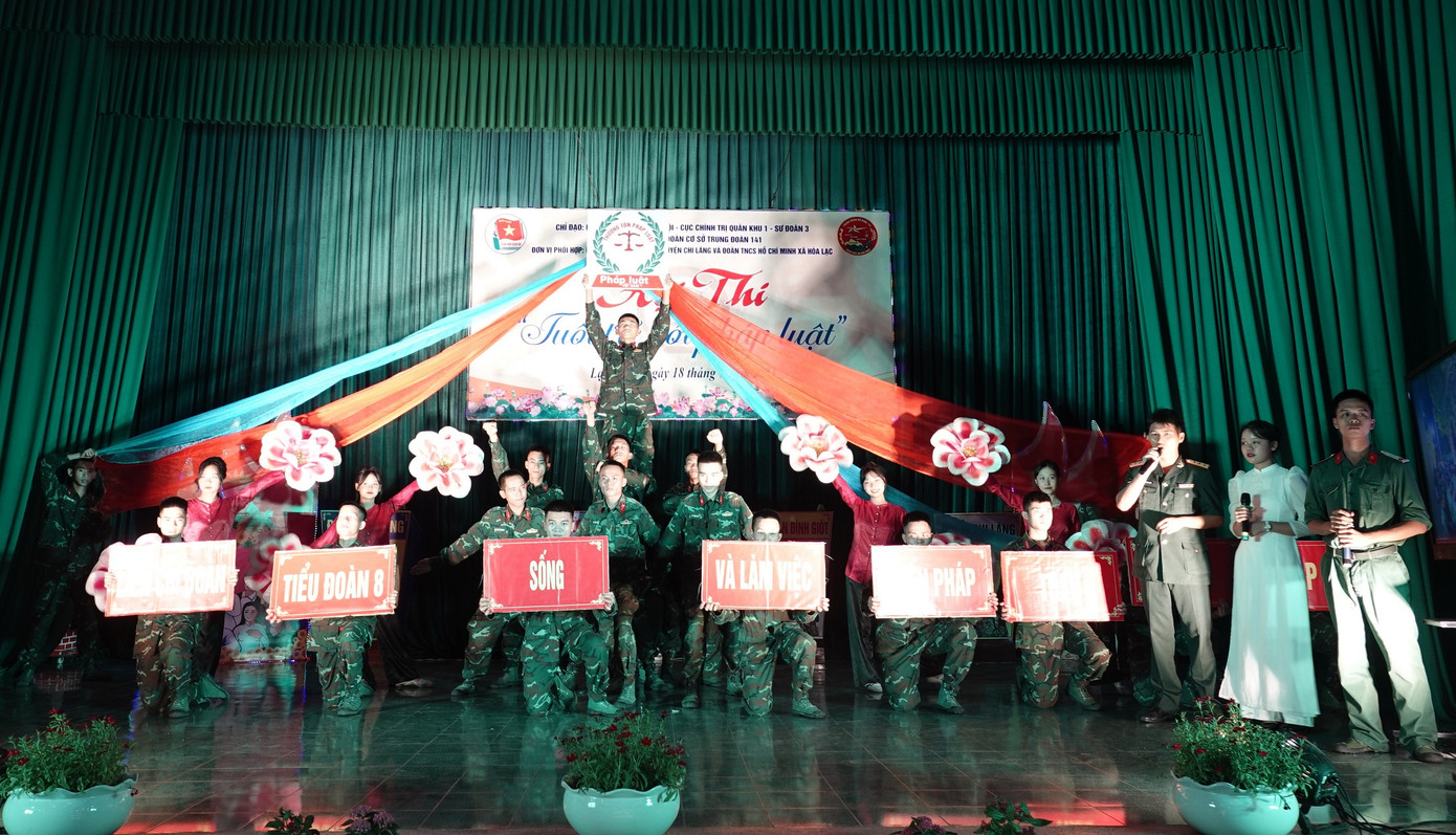 Phần thi giới thiệu của đội thi Phan Đình Giót.