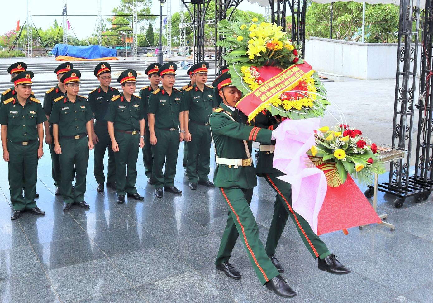 Đoàn công tác tới viếng Nghĩa trang Liệt sĩ Quốc gia Đường 9.