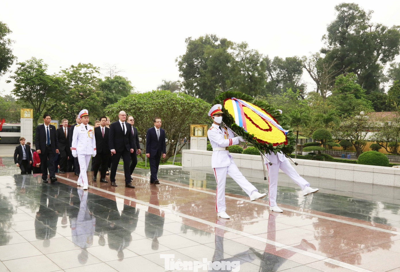 Phó Thủ tướng Liên bang Nga Dmitry Chernyshenko cùng các đại biểu đặt vòng hoa tưởng niệm tại Đài tưởng niệm các Anh hùng liệt sĩ đường Bắc Sơn và dâng hoa, vào Lăng viếng Chủ tịch Hồ Chí Minh. Phó Thủ tướng Liên bang Nga Dmitry Chernyshenko cùng các đại biểu đặt vòng hoa tưởng niệm tại Đài tưởng niệm các Anh hùng liệt sĩ đường Bắc Sơn và dâng hoa, vào Lăng viếng Chủ tịch Hồ Chí Minh.