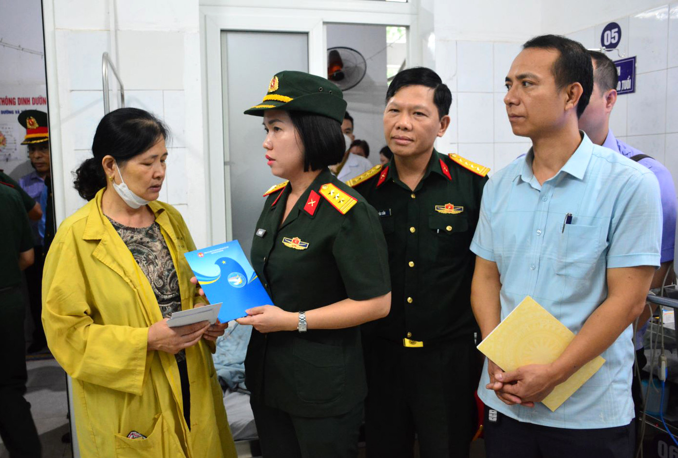 Lãnh đạo Ban Phụ nữ Quân đội chia sẻ mất mát, trao quà tặng thân nhân các nạn nhân trong vụ cháy.