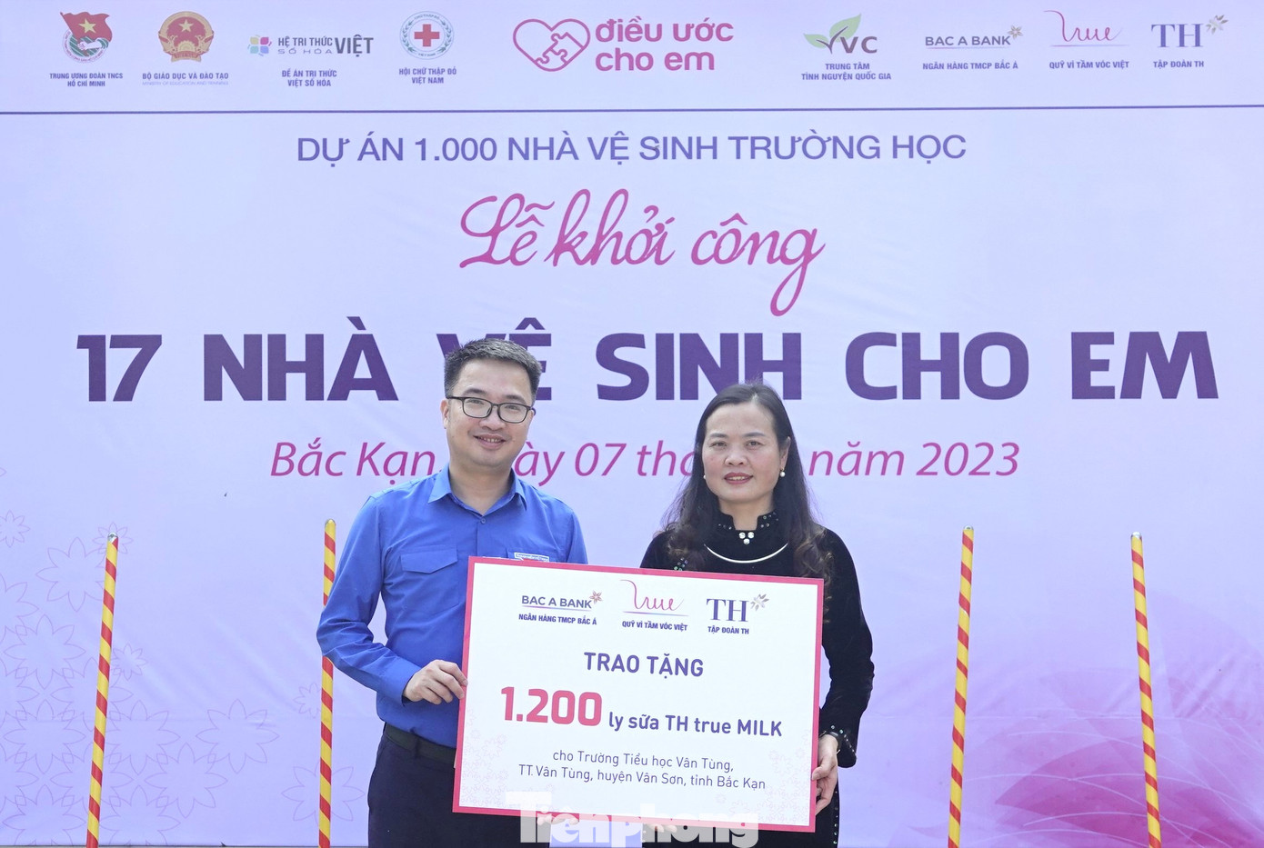 Anh Nguyễn Tường Lâm - Bí thư Trung ương Đoàn trao tặng 1.200 ly sữa cho Trường Tiểu học Vân Tùng (huyện Ngân Sơn, tỉnh Bắc Kạn).