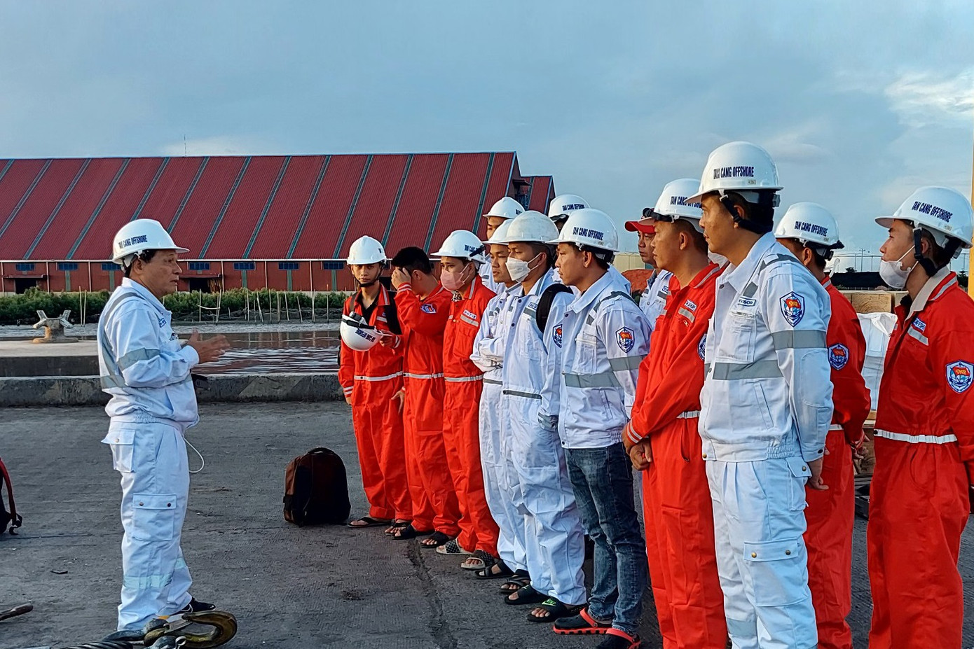 Đội cứu hộ của Tổng công ty Tân Cảng Sài Gòn triển khai nhiệm vụ cứu hộ tàu Tàu Nemrut Bay.