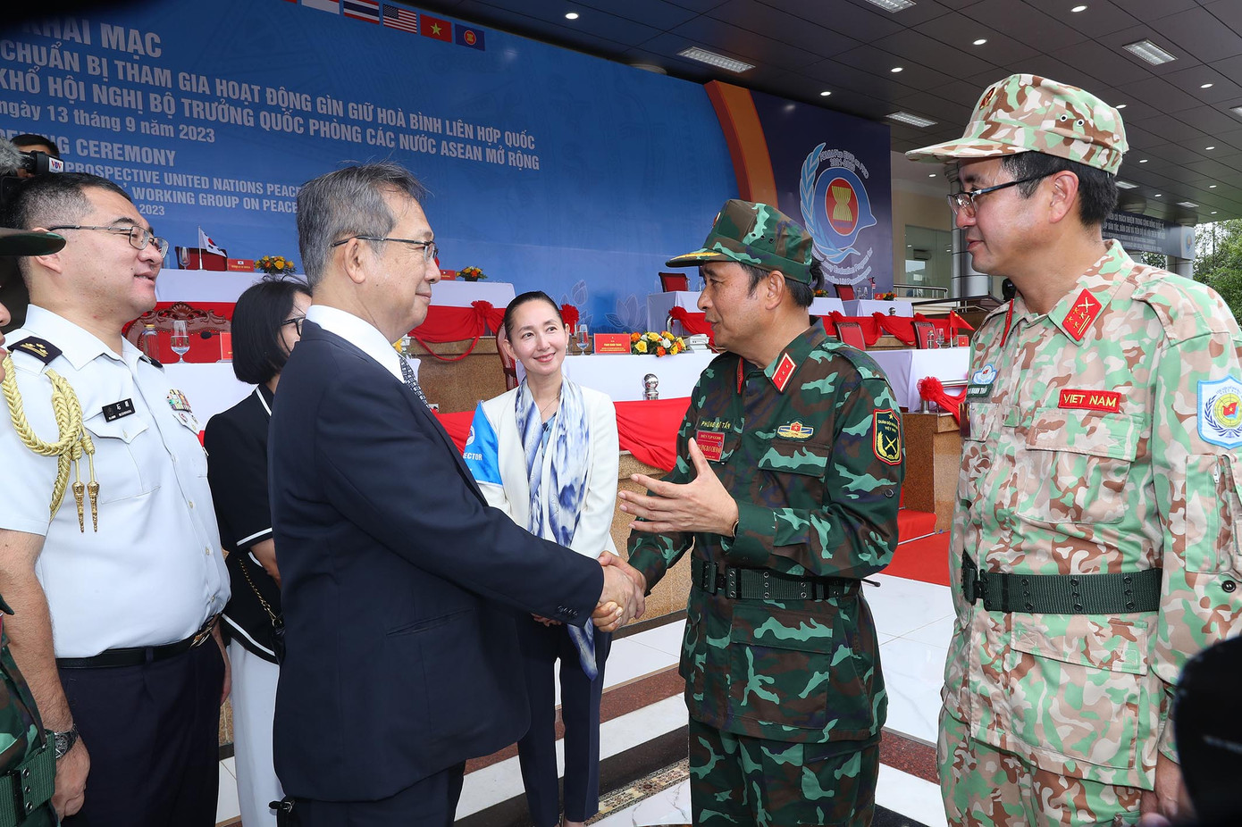 Lãnh đạo Bộ Tổng tham mưu Quân đội nhân dân Việt Nam trao đổi với các đại biểu dự lễ khai mạc, sáng 13/9. Lãnh đạo Bộ Tổng tham mưu Quân đội nhân dân Việt Nam trao đổi với các đại biểu dự lễ khai mạc, sáng 13/9.