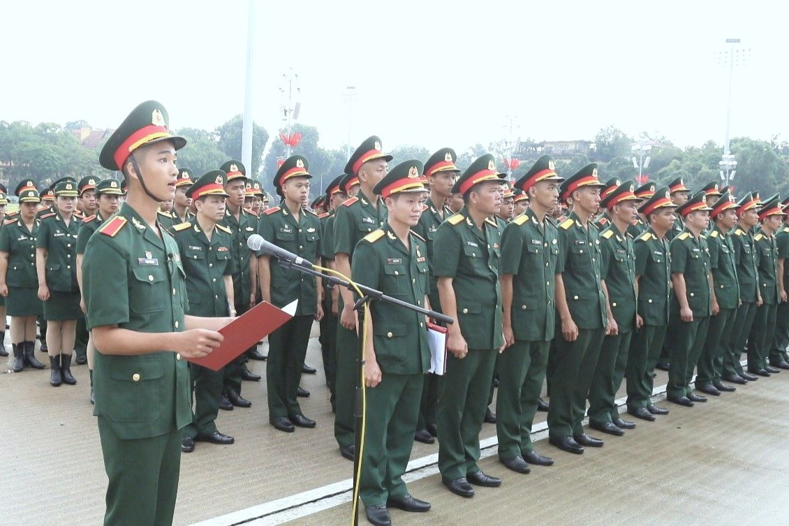 Tân học viên Khóa 30 Học viện Hậu cần hứa quyết tâm với Bác.