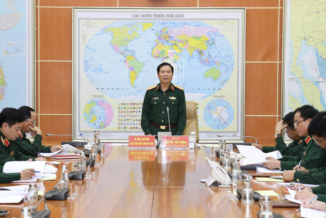 Thượng tướng Nguyễn Tân Cương - Tổng Tham mưu trưởng, Thứ trưởng Bộ Quốc phòng chủ trì hội nghị, chiều 24/3. Thượng tướng Nguyễn Tân Cương - Tổng Tham mưu trưởng, Thứ trưởng Bộ Quốc phòng chủ trì hội nghị, chiều 24/3.