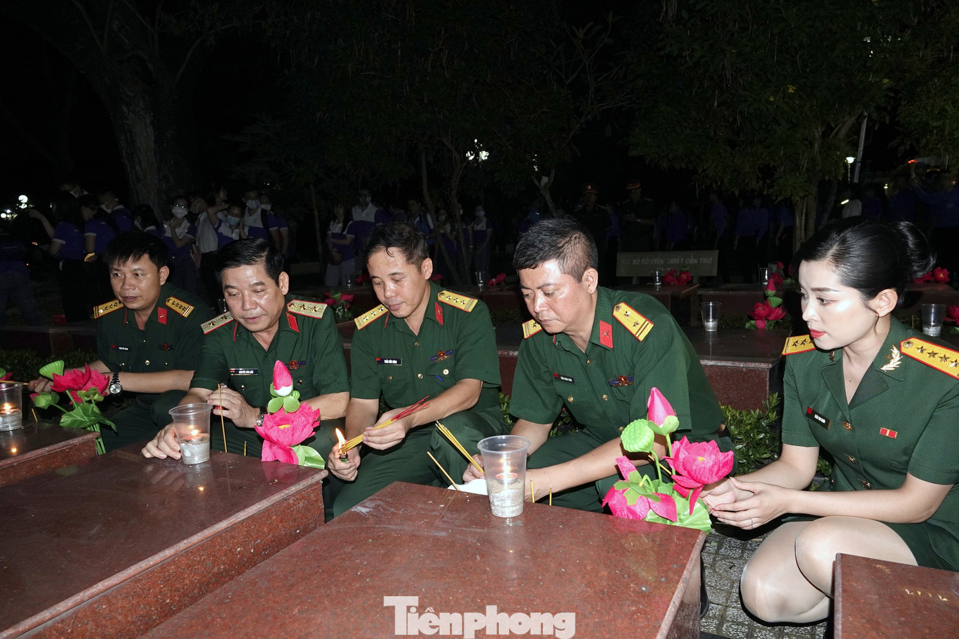 Trung tướng Nguyễn Văn Gấu cùng cán bộ, ĐVTN Quân đội thắp nến, thắp hương tri ân tại phần mộ các Anh hùng liệt sĩ ở Nghĩa trang Liệt sĩ Thành phố Cần Thơ, tối 26/7. Ảnh: Nguyễn Minh