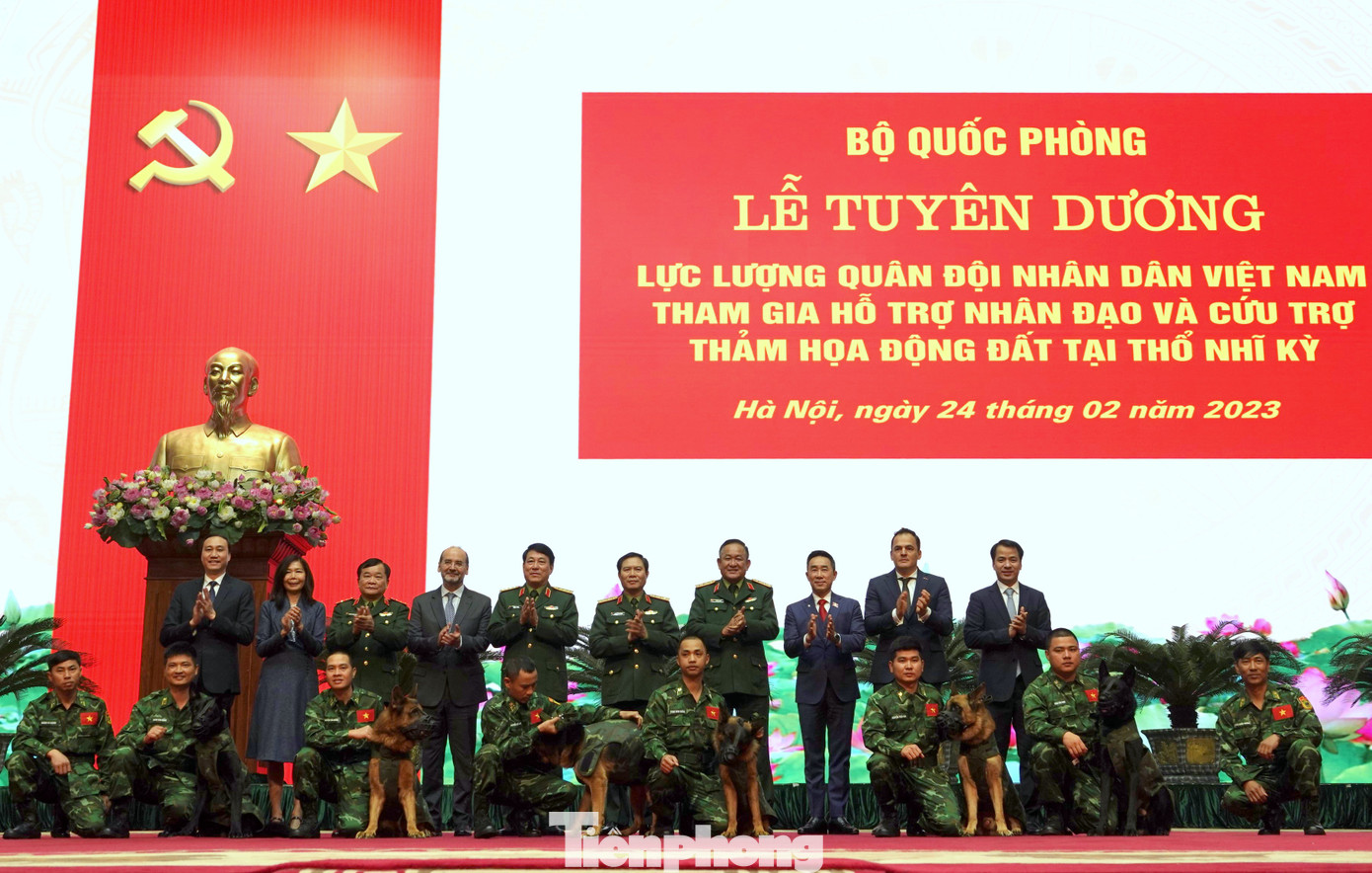 Lãnh đạo Quân đội nhân dân Việt Nam, Đại sứ Thổ Nhĩ Kỳ Haldun Tekneci cùng các đại biểu và quân nhân tham gia cứu hộ cứu nạn giúp Thổ Nhĩ Kỳ. Ảnh: Nguyễn Minh