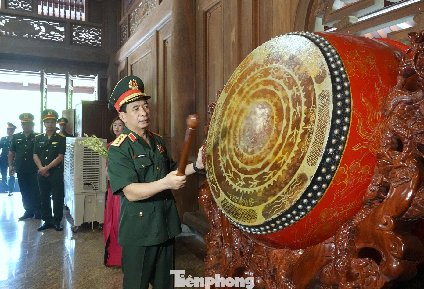 Đại tướng Phan Văn Giang thỉnh trống tại Nhà tưởng niệm Chủ tịch Hồ Chí Minh ở Khu di tích K9 - Đá Chông, tại lễ dâng hương, dâng hoa tưởng niệm.