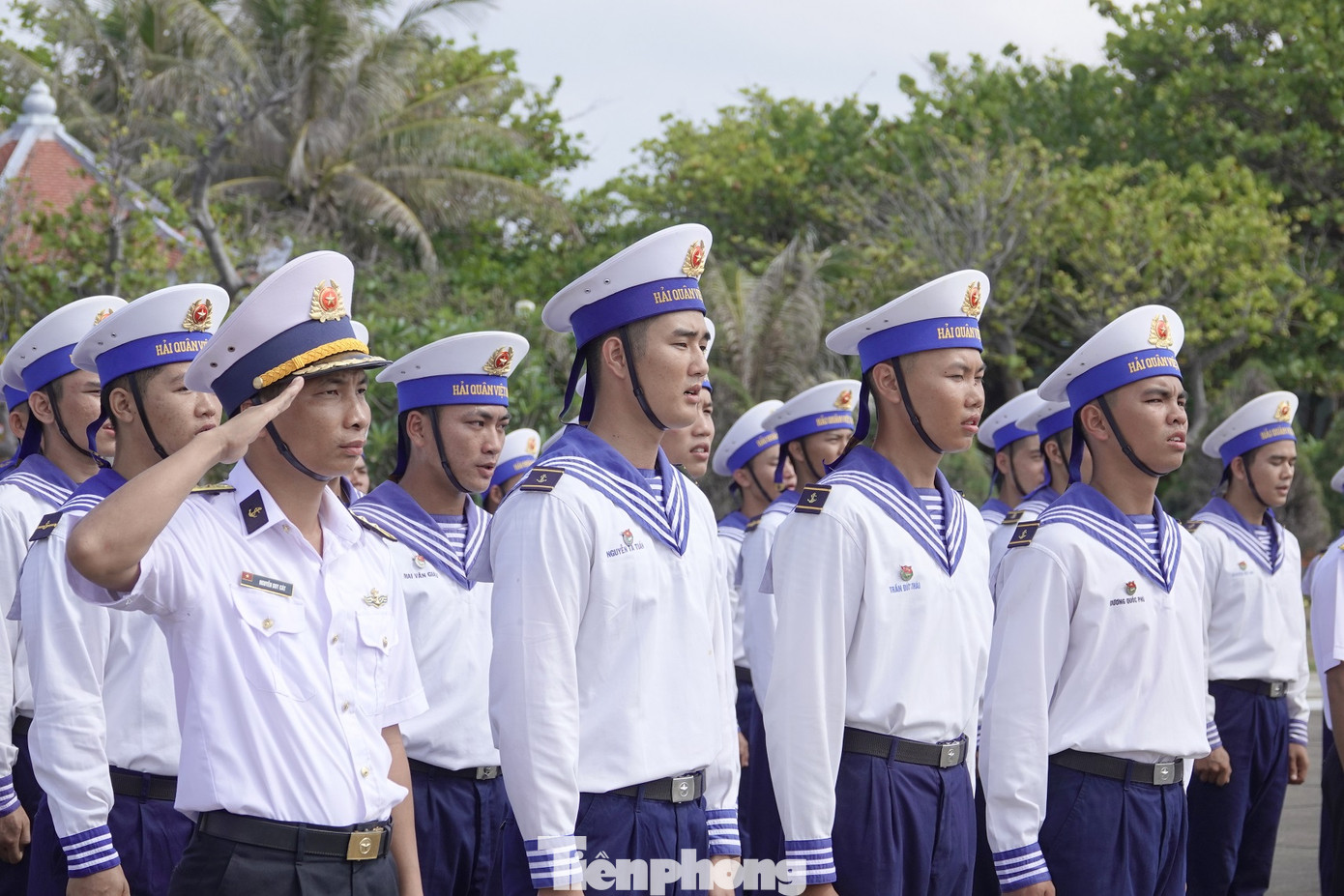 Chiến sĩ Trường Sa trong lễ chào cờ thiêng liêng.