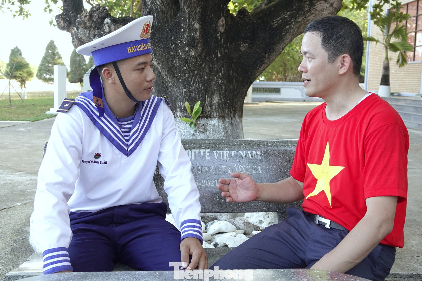 Anh Vũ Trọng Thư (Gương mặt trẻ tiêu biểu Việt Nam năm 2011, đại biểu tham gia đoàn công tác số 4) trò chuyện với chiến sĩ đảo Trường Sa.