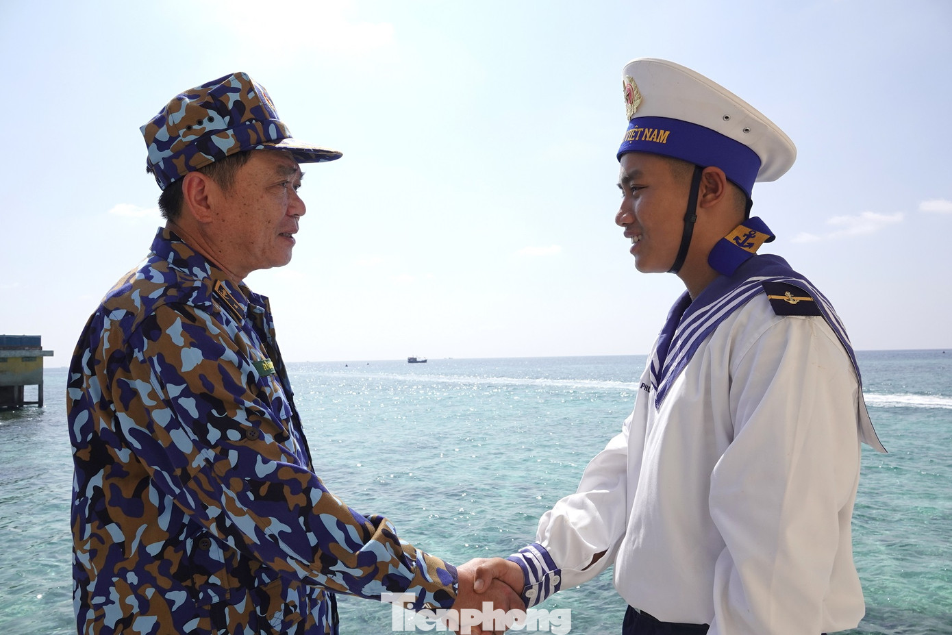 Chuẩn Đô đốc Đỗ Minh Thái - nguyên Phó Tham mưu trưởng Hải quân truyền lửa quyết tâm tới chiến sĩ đảo Đá Tây B.