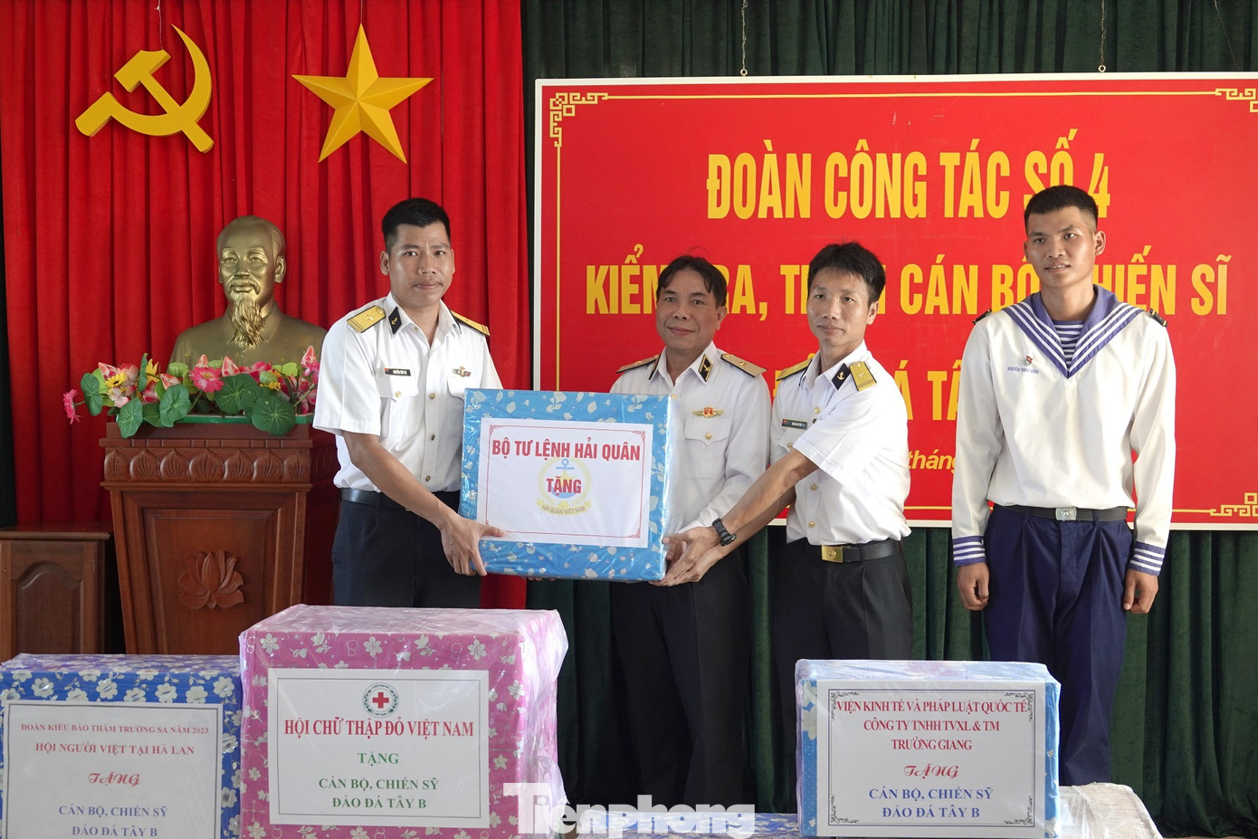 Chuẩn Đô đốc Phạm Văn Hùng - Phó Tham mưu trưởng Hải quân (trưởng đoàn công tác số 4 năm 2023) trao quà tặng cán bộ, chiến sĩ đảo Đá Tây B.