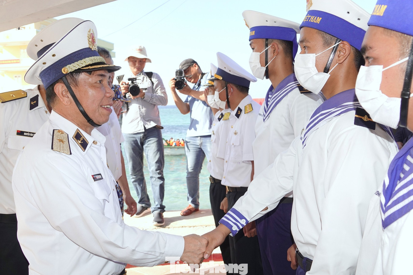 Chuẩn Đô đốc Phạm Văn Hùng - Phó Tham mưu trưởng Hải quân (trưởng đoàn công tác số 4) với các chiến sĩ Trường Sa.