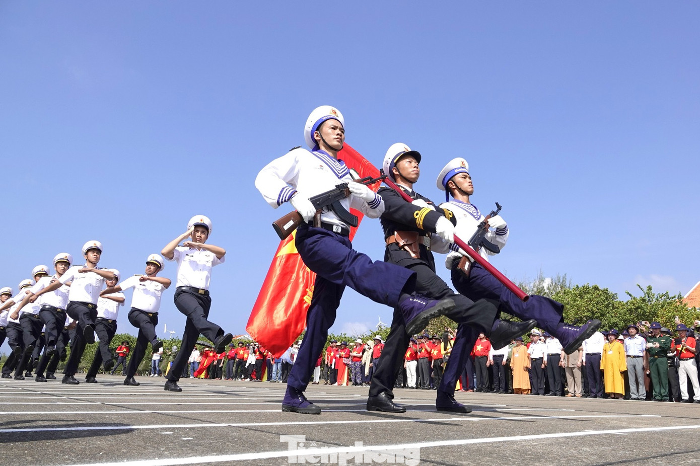 Biểu dương sức mạnh và quyết tâm bảo vệ chủ quyền.