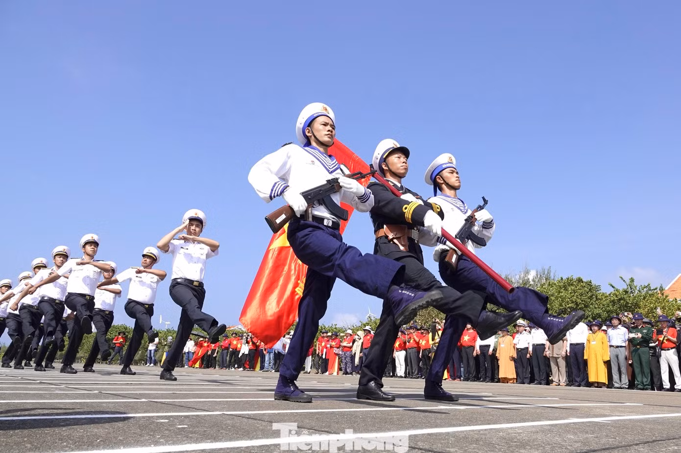 Biểu dương sức mạnh và quyết tâm bảo vệ chủ quyền.