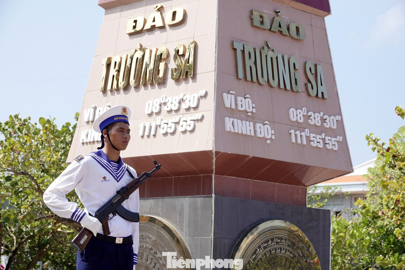 Chiến sĩ đảo Trường Sa bên cột mốc chủ quyền.